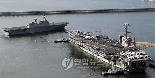 Bên trái: Tàu vận tải 14.000 tấn Dokdo của Hàn Quốc