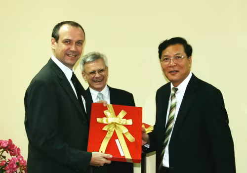 Đẩy mạnh hợp tác hơn nữa với Tổ chức ĐH Pháp ngữ