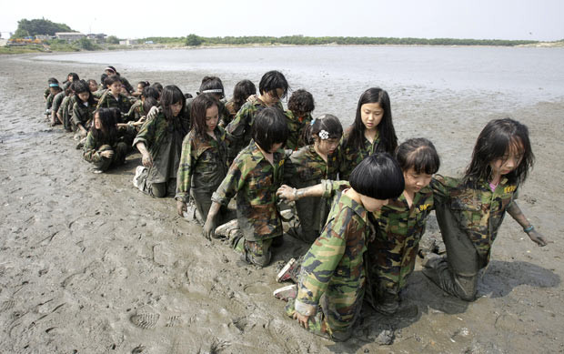 Hàn Quốc: Trẻ em cũng… tập trận ảnh 2 The children are at the mercy of the instructors who make them struggle across mud flats, stretching them both mentally and physically