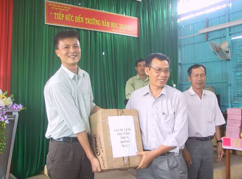 Tặng sách giáo khoa cho thư viện trường học huyện Hồng Ngự