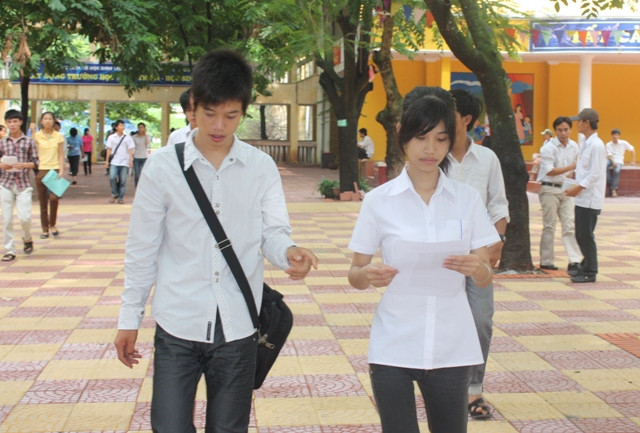 Thí sinh thi vào CĐ Giao thông vận tải tại điểm thi trường tiểu học Trung tự. Ảnh: gdtd.vn