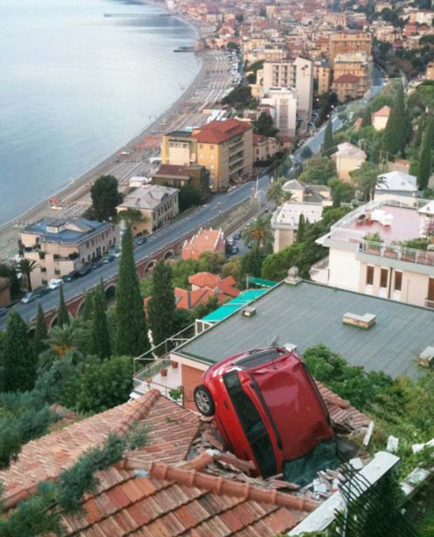 Dừng xe để ngắm cảnh mà quên… bóp phanh ảnh 1 Red Fiat plunged through a barrier and landed on top of this house after its owner failed to put on her handbrake Read more: http://www.dailymail.co.uk/news/worldnews/article-1297077/What-happened-woman-driver-tried-park-car-stopped-admire-view.html#ixzz0uaxmvs6v