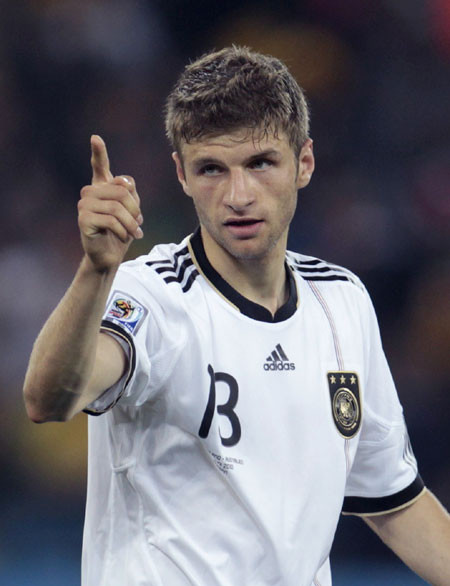 1. Thomas Mueller (Đức): Thomas Muellers đang tiến lên rất nhanh qua các xếp hạng. Lần đầu xuất hiện ở đấu trường World Cup Mới 21 tuổi nhưng ở Mueller đã hội đủ phẩm chất của một tài năng lớn: lối chơi đĩnh đạc, những cú dốc bóng thần sầu, mạnh mẽ nhưng cũng đầy kĩ thuật; khả năng chớp thời cơ, nhãn quan chiến thuật tốt và tinh thần đồng đội rất cao.
