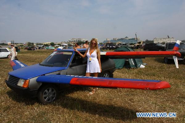 Nga: Người đẹp và xe hơi tại Triễn lãm Autoexotica 2010 ảnh 5 A model stands next to a vehicle during the Exhibition of Autoexotica 2010 at the Tushino airport in the suburbs of Moscow, Russia, July 10, 2010. Some 7,000 vehicles from around the world were presented at the three-day exhibition started from July 9.