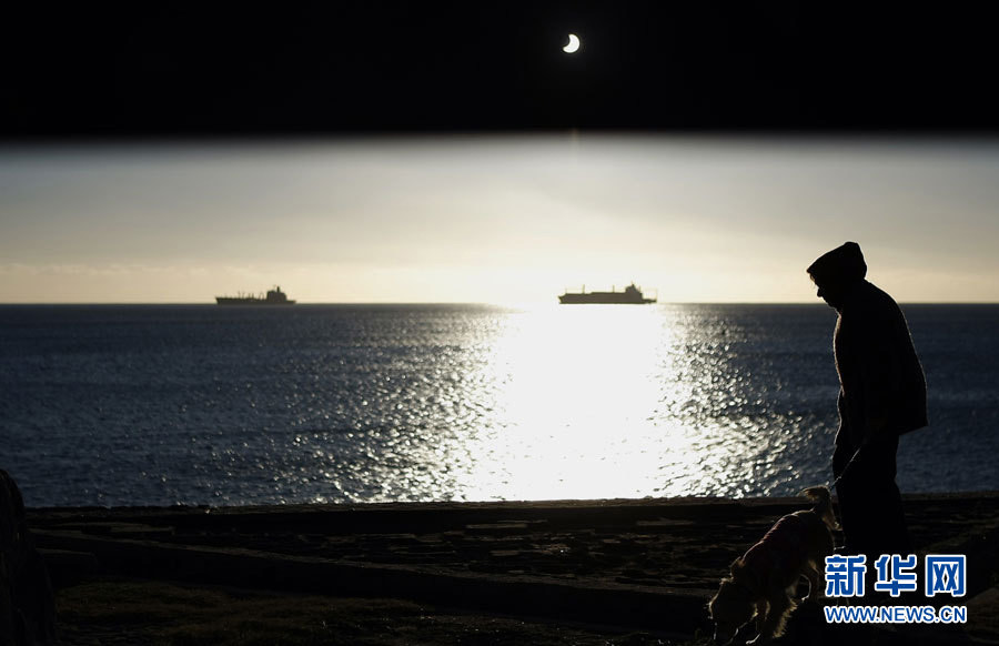Thái Bình Dương tối sầm vì nhật thực toàn phần ảnh 2 The moon passes between the sun and the earth during a solar eclipse in Valparaiso City, 75 miles (121 km) northwest of Santiago, July 11, 2010