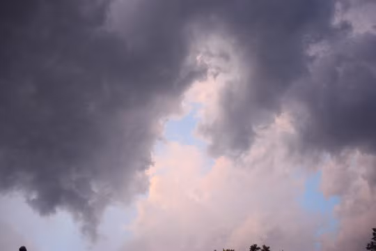 Các đám mây vần vũ nhưng không thể làm được mưa trong ngày 6/7. Ảnh, gdtd.vn