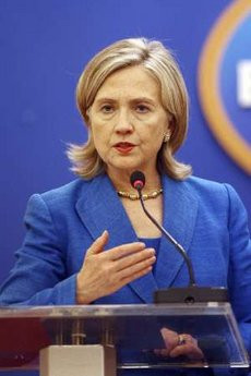 .Ngoại trưởng Mỹ Hillary Clinton tại cuộc họp báo .S. Secretary of State Hillary Clinton speaks to reporters during a news conference at the Government Guest House in Hanoi