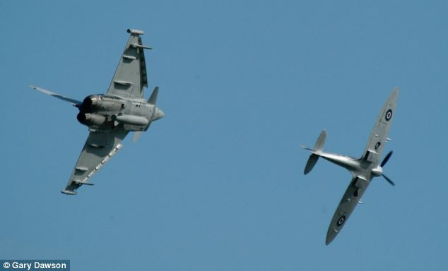 Khoảnh khắc "thót tim" của 2 chiến đấu cơ ảnh 2 The Typhoon turns and gives chase to the Spitfire Read more: http://www.dailymail.co.uk/sciencetech/article-1292120/Spitfire-Typhoon-head-head-stunning-mirror-display.html#ixzz0vWmfCbvZ