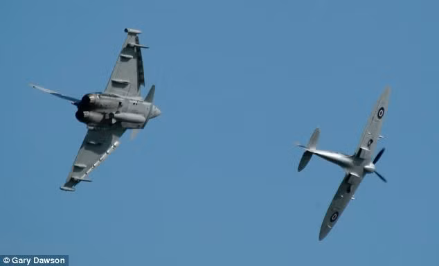 The Typhoon turns and gives chase to the Spitfire Read more: http://www.dailymail.co.uk/sciencetech/article-1292120/Spitfire-Typhoon-head-head-stunning-mirror-display.html#ixzz0vWmfCbvZ