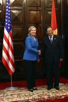 Ngoại trưởng Hillary Clinton và Phó Thủ tướng, Bộ trưởng Ngoại giao Việt Nam Phạm Gia Khiêm U.S. Secretary of State Hillary Clinton (L) shakes hands with Vietnam’s Foreign Minister Pham Gia Khiem at the Government Guest House in Hanoi July 22, 2010