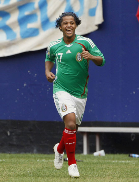 2. Giovani dos Santos (Mexico): Anh từng nổi lên ở đội trẻ Barca, thậm chí còn trước cả Messi. Tiền đạo mới 21 tuổi này luôn chơi rất hay khi khoác áo ĐTQG. Anh ghi 1 bàn trong trận chung kết Gold Cup 2009 và mới nhất là màn trình diễn xuất sắc ở trận giao hữu với Italia. 