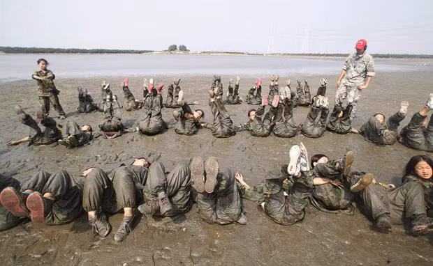 Hàn Quốc: Trẻ em cũng… tập trận ảnh 5 This group of children are put through their paces by one of the instructors