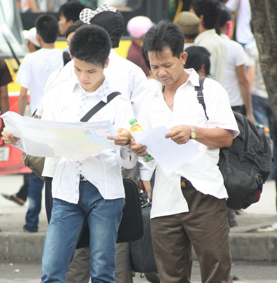 Hôm nay đã có khá đông các "sĩ tử" và người nhà đưa đi đổ về Hà Nội, khi xuống xe các bạn sẽ được các SVTN trợ giúp nhiều thông tin hữu ích... Ảnh, gdtd.vn