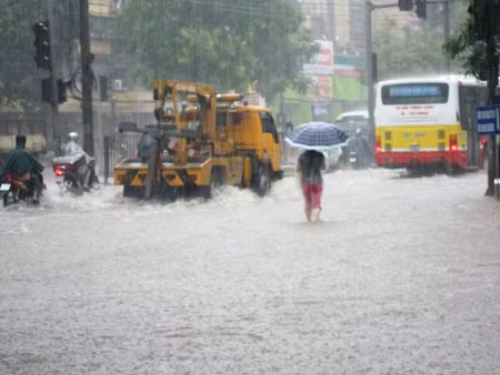 Nước lên thì...xe cứu hộ đi