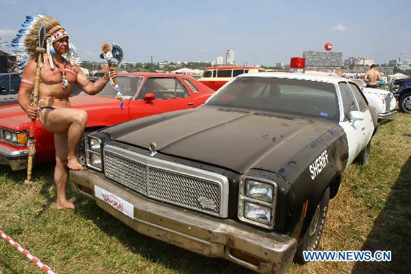 Nga: Người đẹp và xe hơi tại Triễn lãm Autoexotica 2010 ảnh 4 A model stands next to a vehicle during the Exhibition of Autoexotica 2010 at the Tushino airport in the suburbs of Moscow, Russia, July 10, 2010.