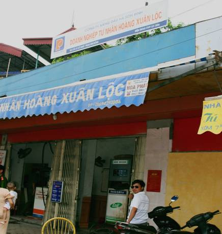 Bên ngoài cây xăng Hoàng Xuân Lộc Bên ngoài cây xăng Hoàng Xuân Lộc