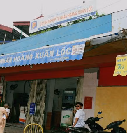 Bên ngoài cây xăng Hoàng Xuân Lộc