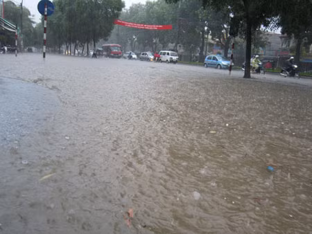 Mặt đường nhanh chóng được phủ kín nước