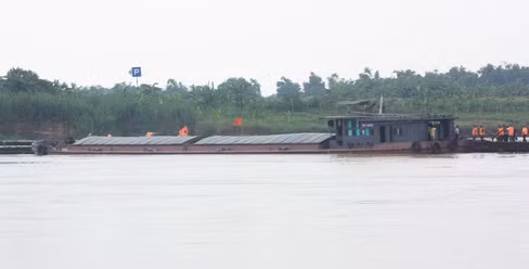 &nbsp;Chiếc tàu này đã bị sức khá mạnh ép chặt vào mạn cầu phao. Ảnh, gdtd.vn