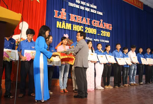 PGS.TS Trần Văn Nam trao giấy khen và quà tặng cho tân SV đạt điểm cao trong kỳ thi tuyển sinh ĐH tại lễ khai giảng năm học 2009 - 2010