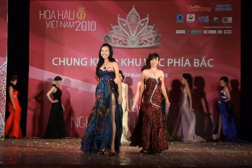 Các thí sinh với phần thi trang phục tự chọn
