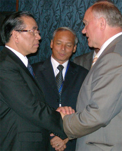 Tổng Bí thư Nông Đức Mạnh và Chủ tịch Đảng Cộng sản LB Nga G.Ziuganov. ảnh VOV