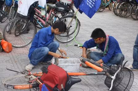 Đội sửa xe đạp với đầy đủ các dụng cụ sẵn sàng cho những lúc xe có sự cố. Ảnh: gdtd.vn