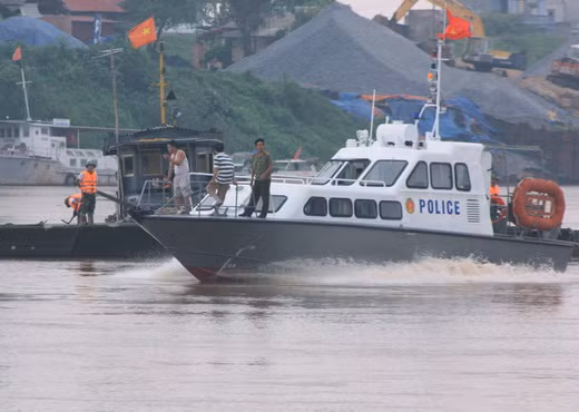 Nhiều lực lượng phối hợp cứu cầu phao. Ảnh, gdtd.vn