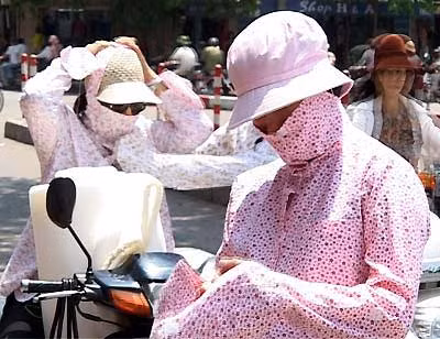 Người dân cần phòng tránh nắng khi ra đường (ảnh: Internet)