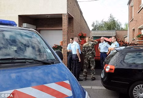 Cảnh sát đến điều tra ngôi nhà giấu thi thể của 8 trẻ sơ sinh