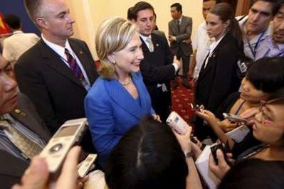 Ngoại trưởng Mỹ nói với các phóng viên sau cuộc họp báo tại Nhà khách Chính phủ ở Hà Nội ngày 22.7.2010 U.S. Secretary of State Hillary Clinton (C) speaks with reporters after a press conference at the Government Guest House in Hanoi July 22, 2010