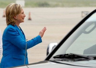 Ngoại trưởng Mỹ Hillary Rodham Clinton vẫy chào giới truyền thông khi đến sân bay tại Hà Nội U.S. Secretary of State Hilary Rodham Clinton waves her hand to the media upon her arrival at the airport in Hanoi, Vietnam Thursday