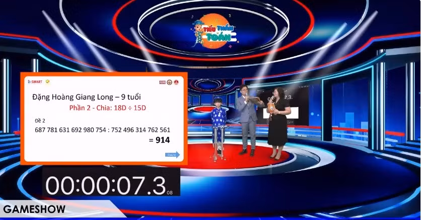 Kỷ lục gia nhí Đặng Hoàng Giang Long đã đem đến màn trình diễn ấn tượng khiến cả trường quay và tất cả mọi người đều thán phục trước khả năng tính toán cực nhanh của một kỷ lục gia nhí chỉ mới 9 tuổi.)