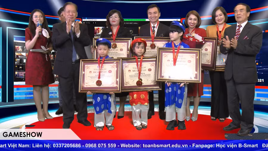 TS. Thang Văn Phúc - (Nguyên Thứ trưởng Bộ Nội vụ - Chủ tịch Trung ương Hội Kỷ lục gia Việt Nam); TS. Ngô Quang Xuân – Nguyên Đại sứ Việt Nam tại Liên Hiệp quốc – Phó Chủ tịch Trung ương Hội Kỷ lục gia Việt Nam thay mặt tổ chức Kỷ lục Việt Nam VietKings trao bằng xác lập kỷ lục và Huy hiệu đến đại diện Học viện B-smart và các cá nhân trên.)