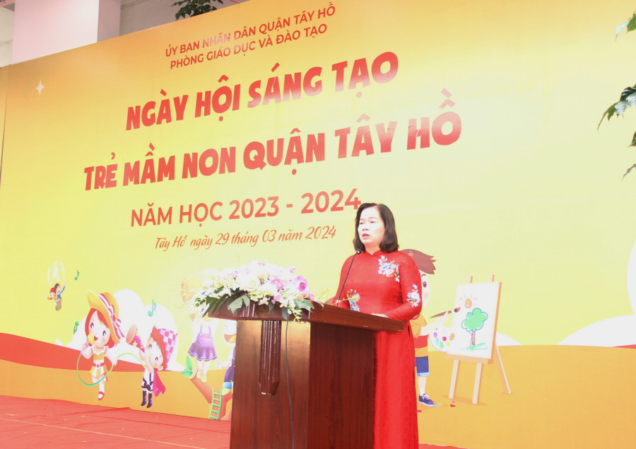 Cô Trần Thị Hương phát biểu tại ngày hội. Cô Trần Thị Hương phát biểu tại ngày hội.