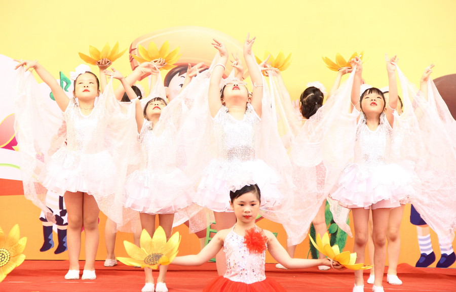 Trẻ được giao lưu múa hát, văn nghệ. Trẻ được giao lưu múa hát, văn nghệ.