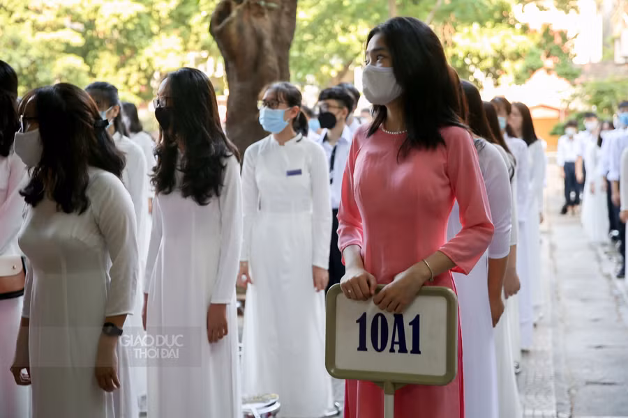 Năm nay, những giáo viên với những tà áo dài màu hồng mềm mại chào đón các em học sinh lớp 10.