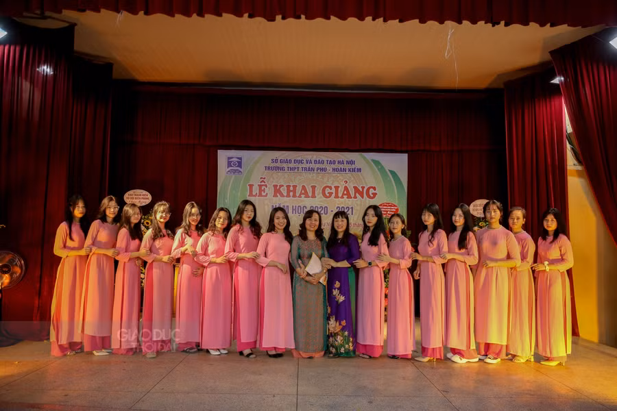 " Biệt đội" áo dài hồng thướt tha trong lễ khai giảng năm nay.
