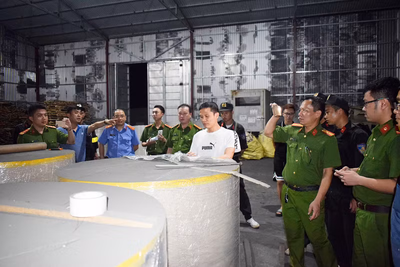 Cơ quan chức năng tiến hành kiểm tra kho hàng. Ảnh: Công an Quảng Ninh