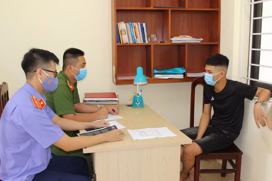 Bùi Huy Lực tại cơ quan công an.