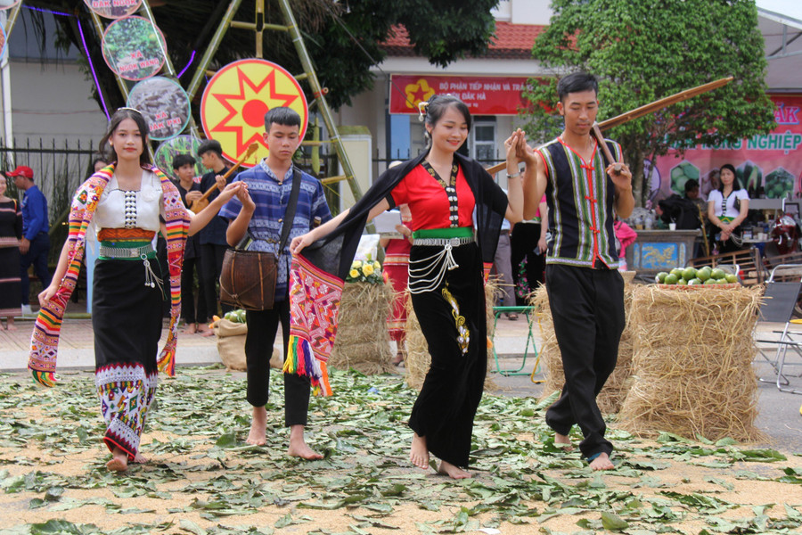 Người dân trình diễn trang phục các dân tộc trên địa bàn tỉnh. Người dân trình diễn trang phục các dân tộc trên địa bàn tỉnh.