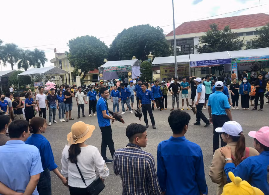 Hàng chục người tham gia cuộc thi bắt gà xã Hà Mòn (huyện Đắk Hà).