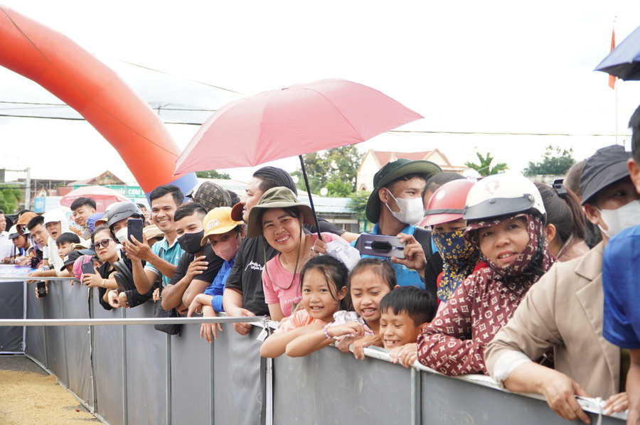 Hàng trăm người dân, du khách tới xem đua heo. Hàng trăm người dân, du khách tới xem đua heo.