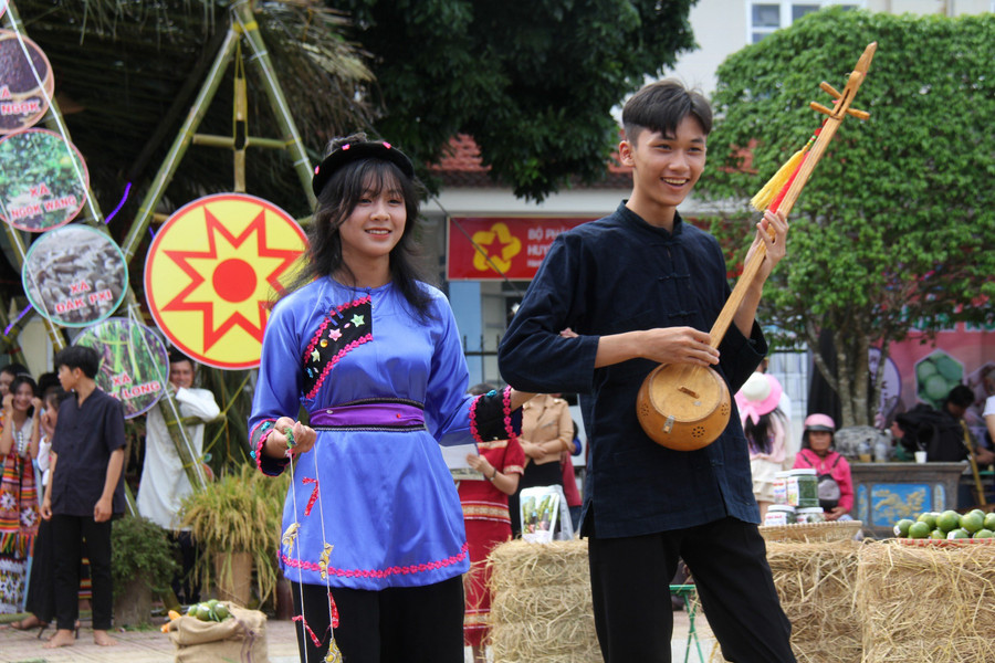 Nam thanh, nữ tú trong bộ trang phục truyền thống. Nam thanh, nữ tú trong bộ trang phục truyền thống.