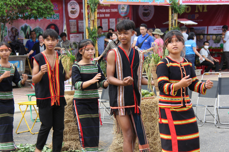 Chàng trai, thiếu nữ múa Xoang. Chàng trai, thiếu nữ múa Xoang.