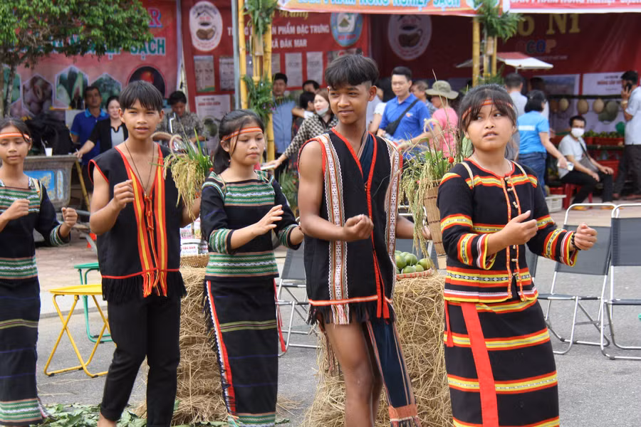 Chàng trai, thiếu nữ múa Xoang.