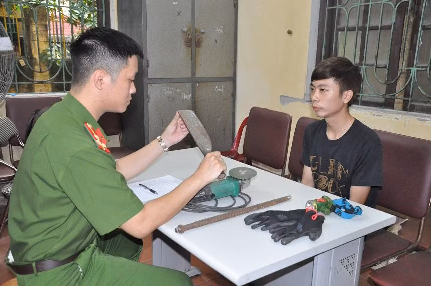 Đối tượng Vũ Minh Hiếu làm việc với cơ quan công an.