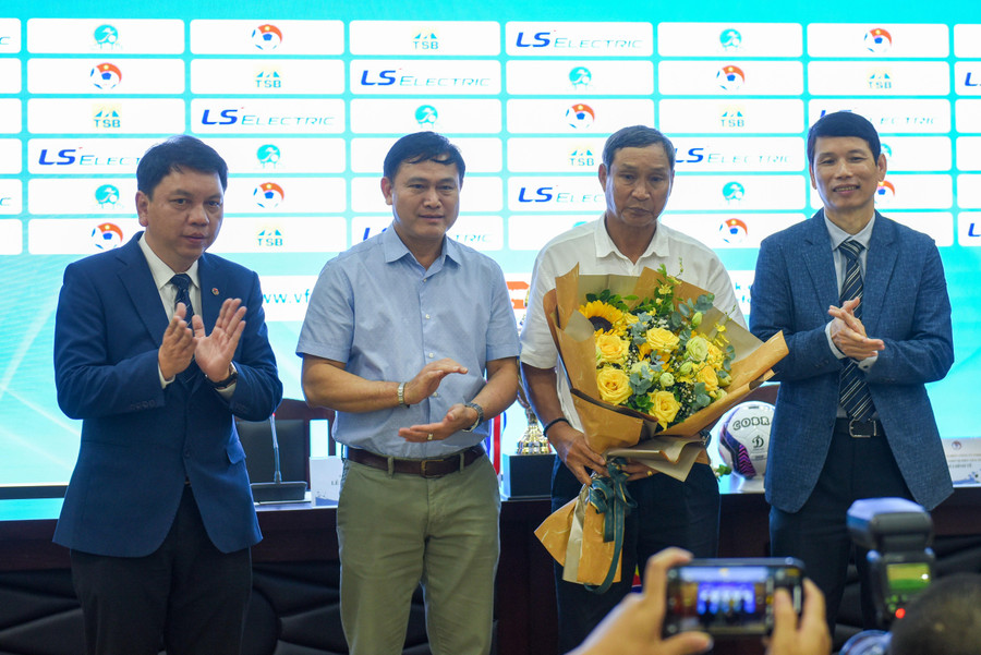 Cũng trong buổi lễ, đại diện Lãnh đạo LĐBĐVN đã công bố thông tin đáng chú ý về việc Liên đoàn bóng đá Việt Nam tiếp tục gia hạn hợp đồng với HLV Mai Đức Chung trên cương vị HLV trưởng đội tuyển bóng đá nữ quốc gia (thời gian hợp đồng từ ngày 1/1/2023 đến 31/12/2023). Cũng trong buổi lễ, đại diện Lãnh đạo LĐBĐVN đã công bố thông tin đáng chú ý về việc Liên đoàn bóng đá Việt Nam tiếp tục gia hạn hợp đồng với HLV Mai Đức Chung trên cương vị HLV trưởng đội tuyển bóng đá nữ quốc gia (thời gian hợp đồng từ ngày 1/1/2023 đến 31/12/2023).