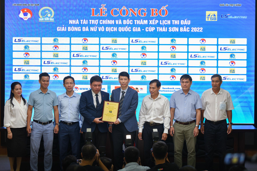 Lễ ký kết hợp tác giữa đại diện Liên đoàn bóng đá Việt Nam và Công ty TNHH Thương mại Thiết bị điện Thái Sơn Bắc. Lễ ký kết hợp tác giữa đại diện Liên đoàn bóng đá Việt Nam và Công ty TNHH Thương mại Thiết bị điện Thái Sơn Bắc.