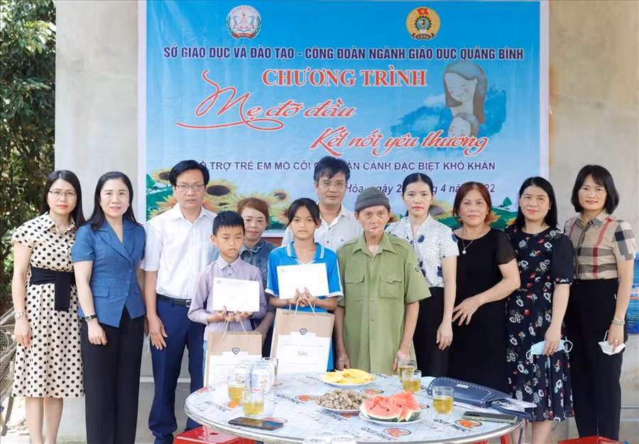 Đại diện Sở GD&amp;ĐT và Công đoàn ngành giáo dục "tiếp sức" học sinh đến trường.